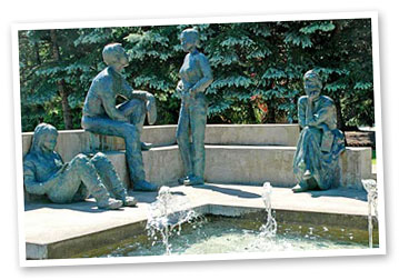 Memorial Fountain on the Linfield College campus in McMinnville: Gary Halvorson, Oregon State Archives