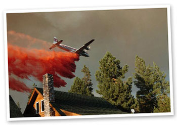 Tanker flies low over houses in La Pine, 2005 Park Fire.